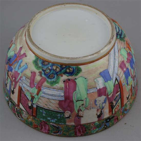 Chinese Canton-decorated famille rose bowl and cover, c.1830, diam. 25cm, bowl lacking handle(-)